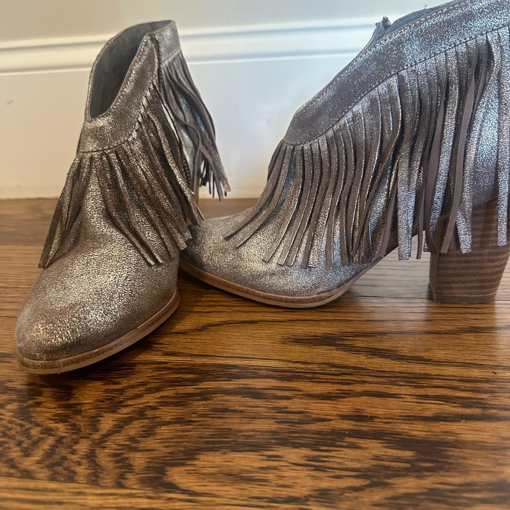 Ariat Unbridled Fringed Metallic Ankle Booties - Silver Size 8 Women’s - Picture 3 of 4